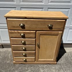 Adorable Maple Dresser With 6 Drawers And Storage Cubby