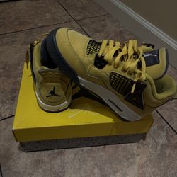 Jordan 4 size 5y