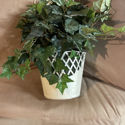 🌿 Faux Ivy Plant – White Lattice Pot
