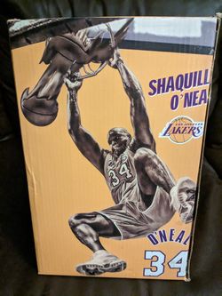 Lakers Shaq Statue Replica Staples Center 3/24/17

