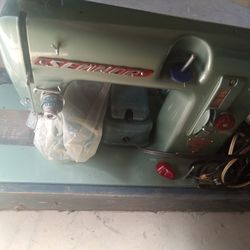 Antique  sewing  machine.     150 cashfirm