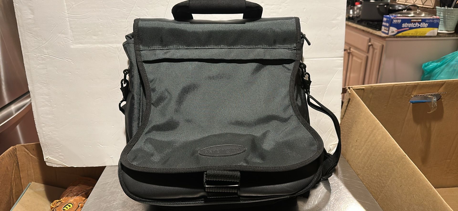 Kensington Saddlebag Pro Notebook Backpack Case Black laptop Bag Knapsack
