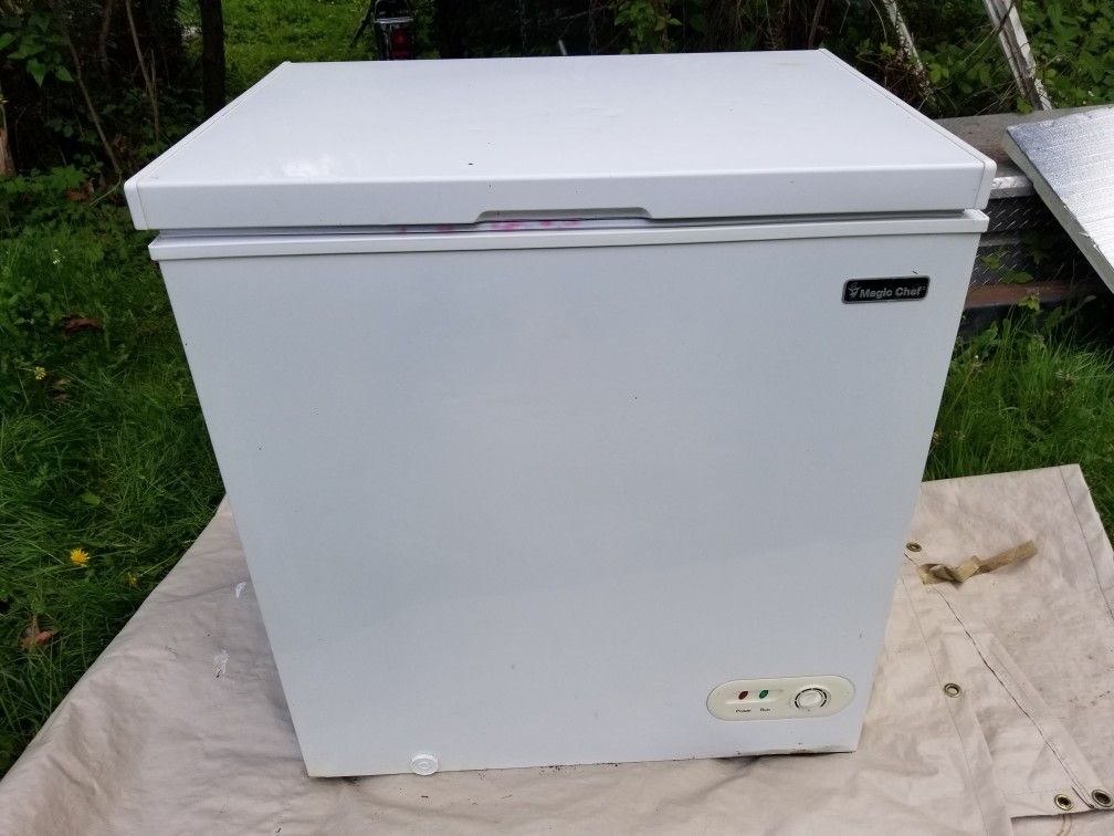 freezer Magic chef 5 cubic feet