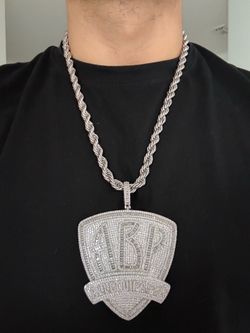 Diamond pendent with rope chain