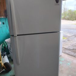 Fridgidaire Refrigerator 