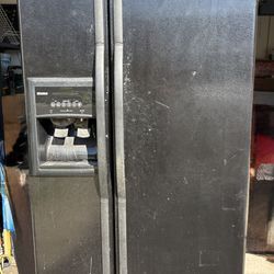 Refrigerator side by side