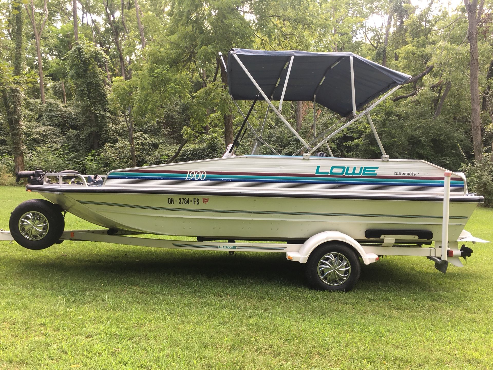 Lowe Silhouette 1900 Fish and Ski deck boat