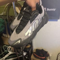 Yeezy 700 Size 10.5 Men 