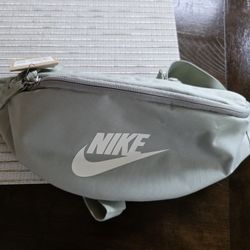 Nike Heritage Waistpack 3L Light Silver Belt Bag Fanny PackNike Heritage Waistpack 3L Light Silver Belt Bag Fanny Pack