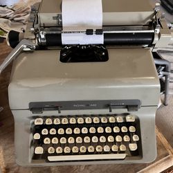 1968 Royal 440 Standard Manual Typewriter Professionally Serviced Vintage