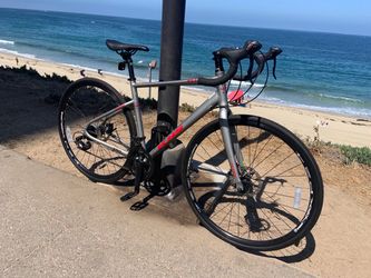 KHS Flite 150. 16 speed medium size lightweight aluminum frame with mechanical disc brakes