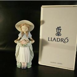 Lladro #6756 "Bountiful Blossoms" Girl w/Flowers With Origina Box And Paper.