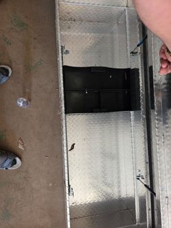 Truck bed tool box with key