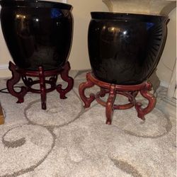 2 Ceramic pots with wooden stand