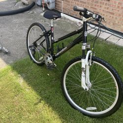 Diamondback Lustre 2 17 In Frame Aluminum 26 Inch Wheels