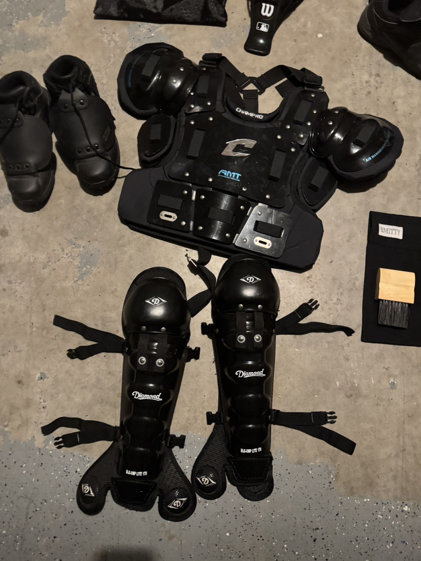 Complete Varsity+ Level Baseball Umpire Set Team sports