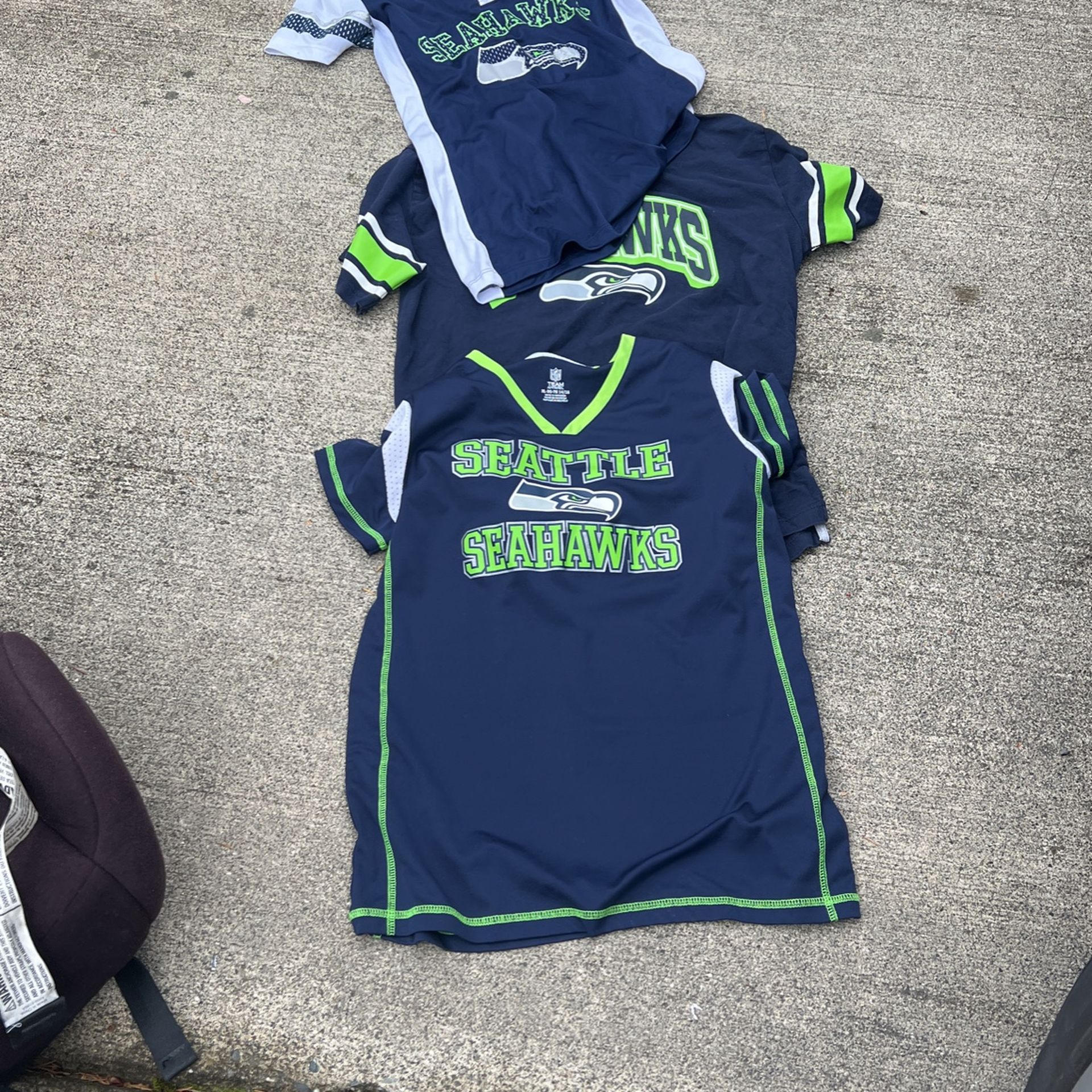 3 Women Médium Size Seattle Seahawks T-Shirts In Great Condition