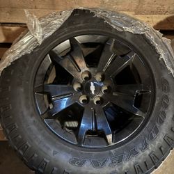 265 /65R17  Black Rims 300$ Or B/O