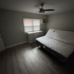 🛏️ King Adjustable Bed Base – Wired Remote – Excellent Condition – $350 OBO