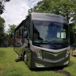 2014 Fleetwood Excursion RV!! 