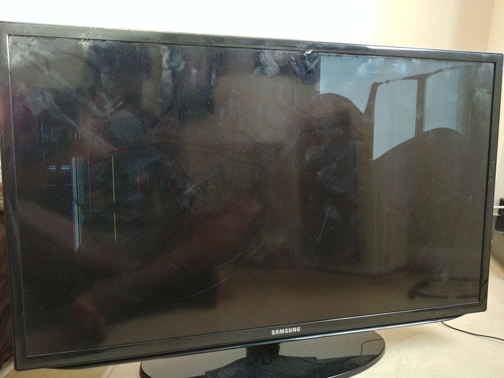 Samsung 32 inch smart tv for parts (UN32H5203AF)