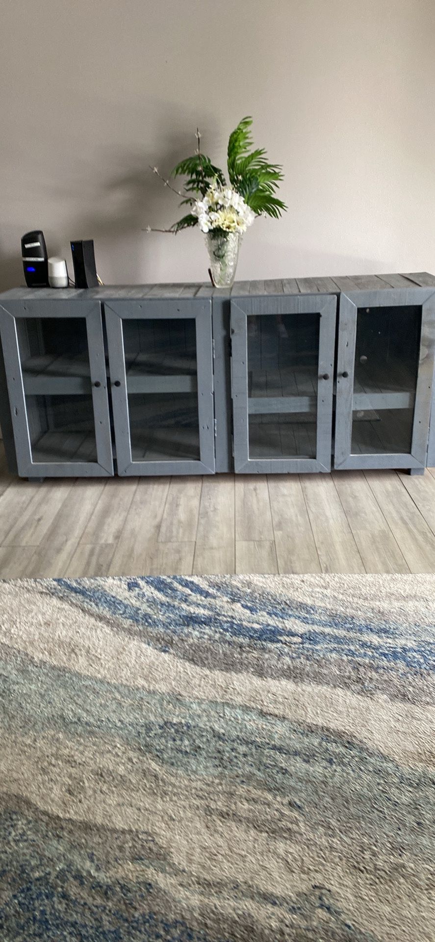 Cabinet built, strong and sturdy for a fish tank or TV