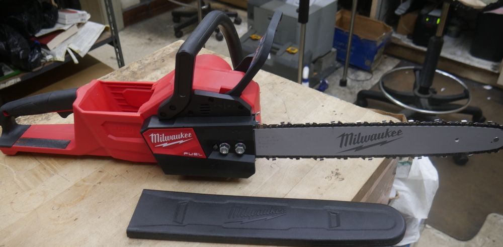 Milwaukee 2727-20 M18 FUEL Cordless 16-in. Chainsaw, 18V 6600 RPM (Tool Only). NEW OUT OF BOX. BARE TOOL.