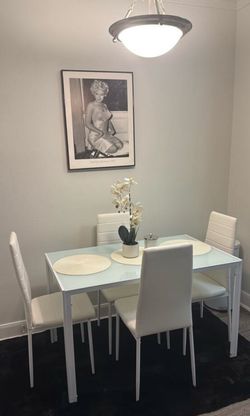 Juego de comedor, mesa con 4 sillas (Nuevo en Su caja)