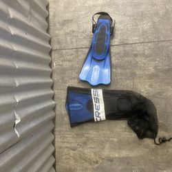 FOR SALE: Water Diving Fins Set