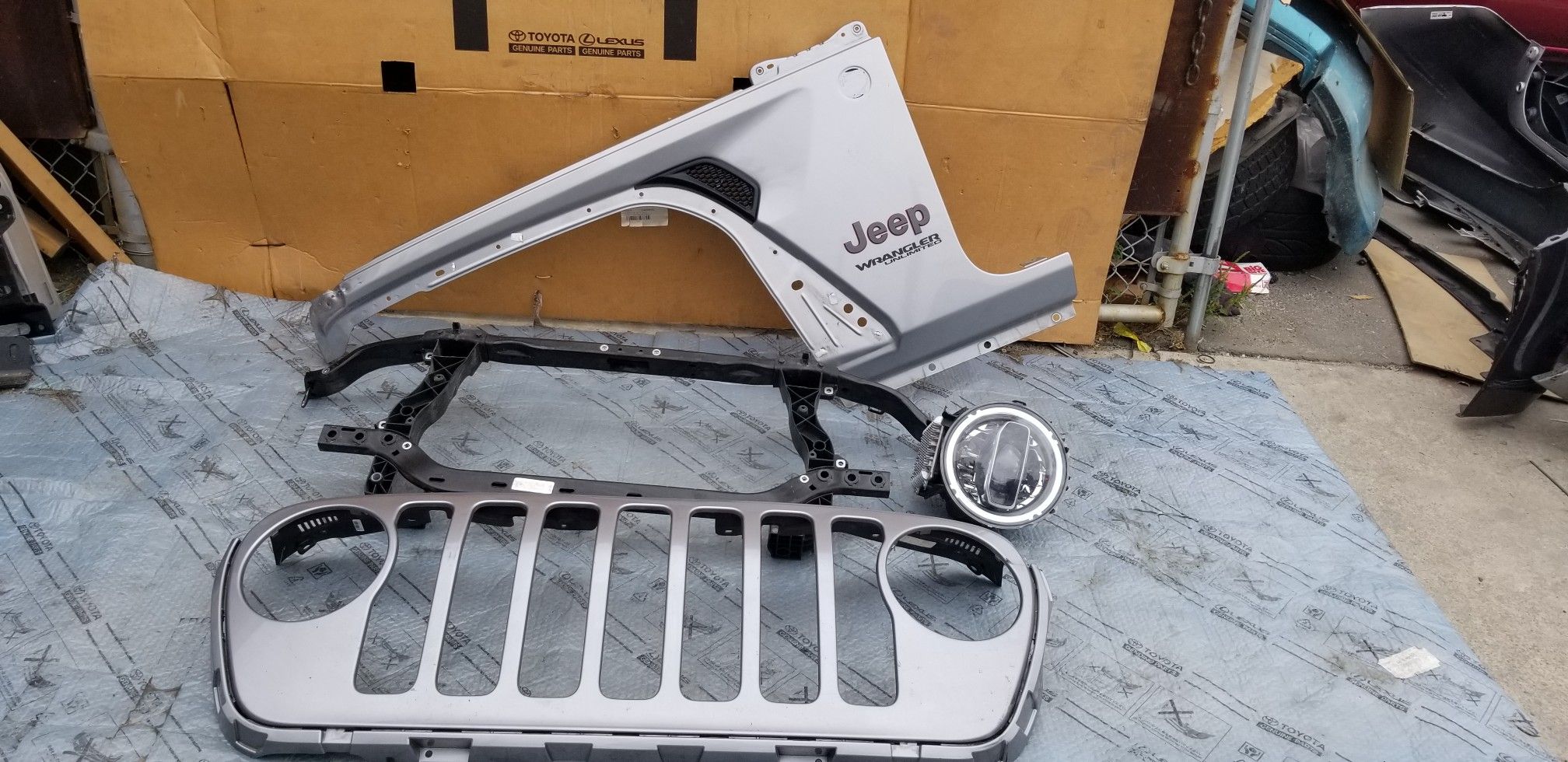 2018 - 2019 Jeep wrangler Fender,, Grill Oem parts ( I sold it Radiador Support)