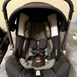 Doona carseat stroller black with base 170$