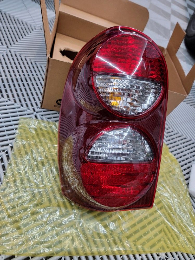 2005-2007 Jeep Liberty Driver Taillight