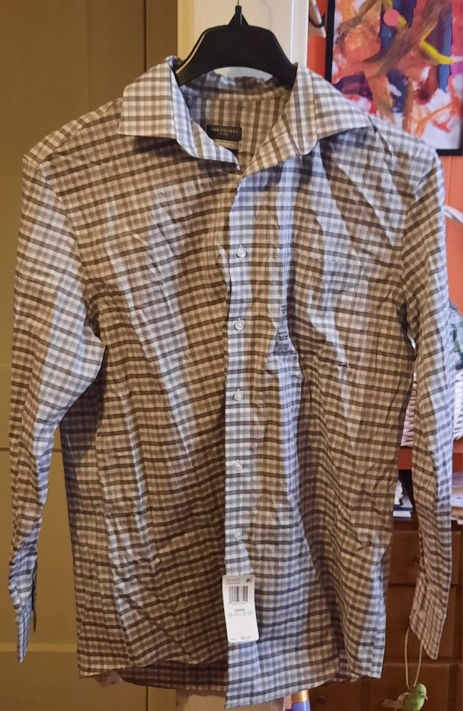 Van Heusen Ultra Wrinkle Free Flex Regular Fit Shadow Long Sleeve Dress Shirt w/ pocket size Medium 15-15.5 Neck 32/33 Sleeve Length
MSRP = $60+ Tax