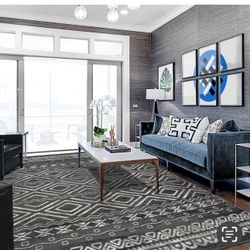 8/10 Brand New Black And White Rug 