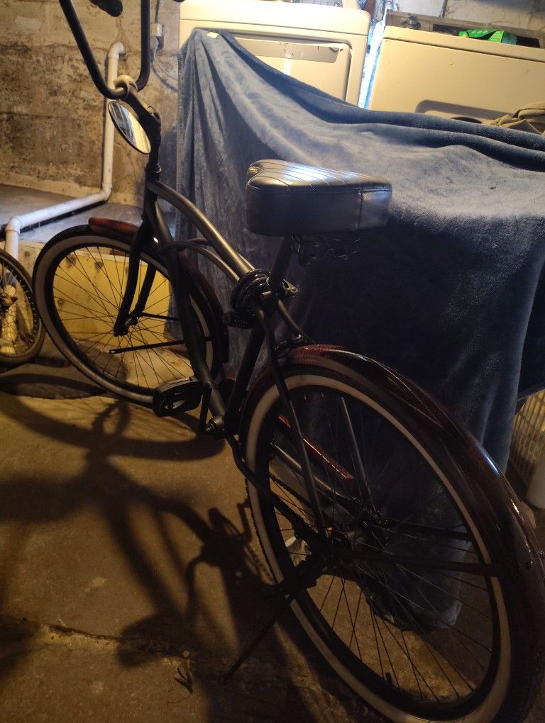 Custom Cruiser Bike Very good Shape.. Custom Art On FendersNo Rust Awesome Bike