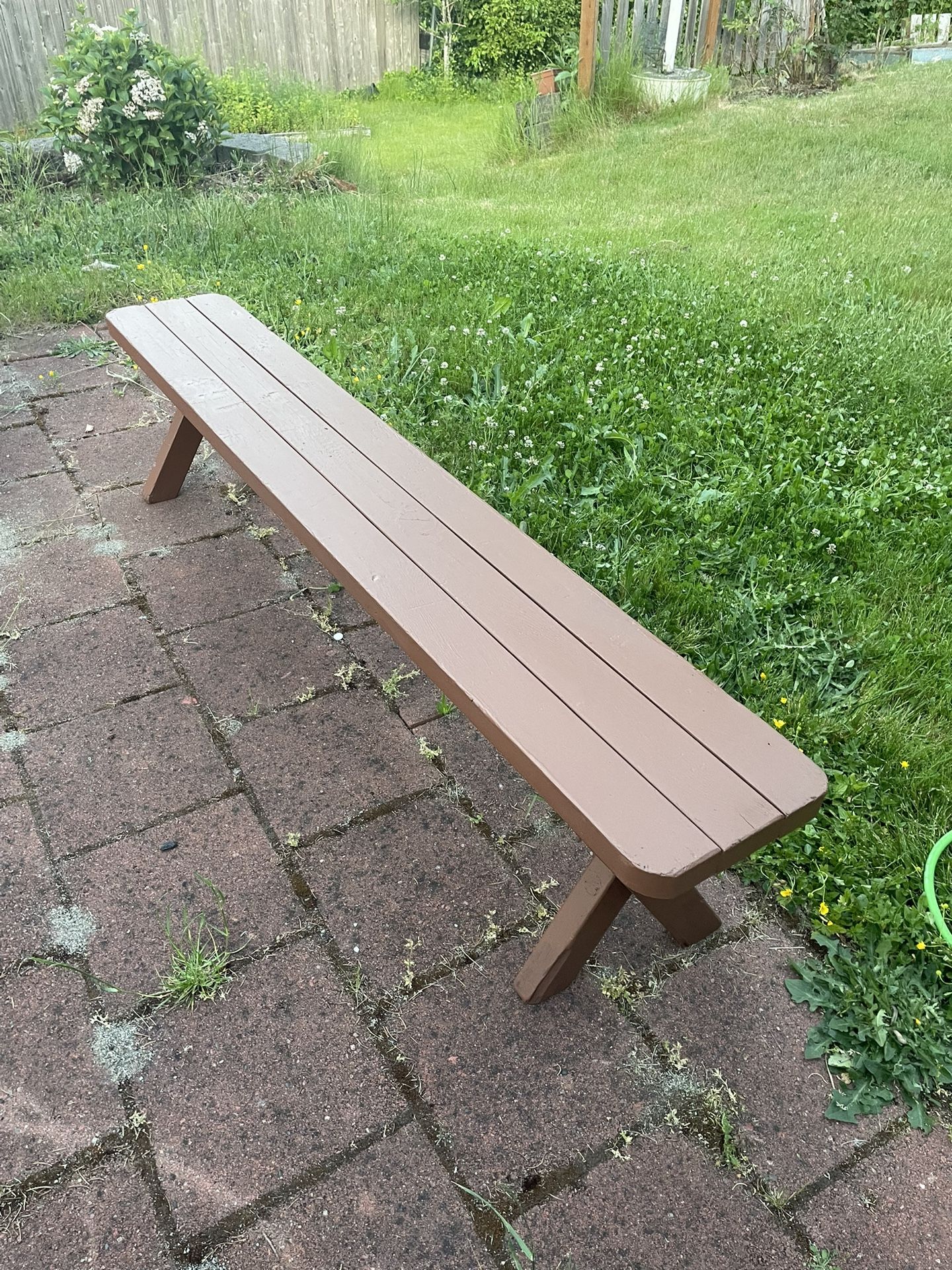 Nice Wood paint bench in very good condition and the bench is 70 inch long x