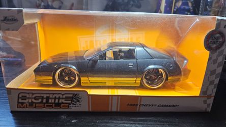 Jada Toys BIGTIME Muscle 1985 Chevy Camaro Black Gold 1 24