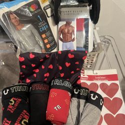 Valentine’s Day Men’s Size large ! 