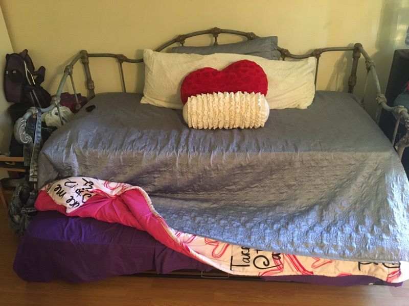 Trundle bed with one mattress