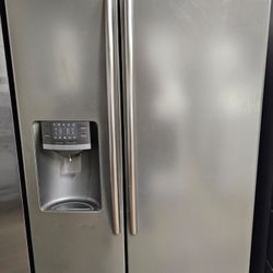 SAMSUNG STAINLESS STEEL REFRIGERATOR GOOD CONDITION EVERYTHING WORKS GOOD DELIVERY AVAILABLE FOR EXTRA FEE 