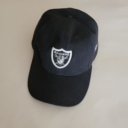 Vintage Oakland Raiders hat 100% Polyester One size fits most adjustable
Pre-owned, good shape, please see photos for details.