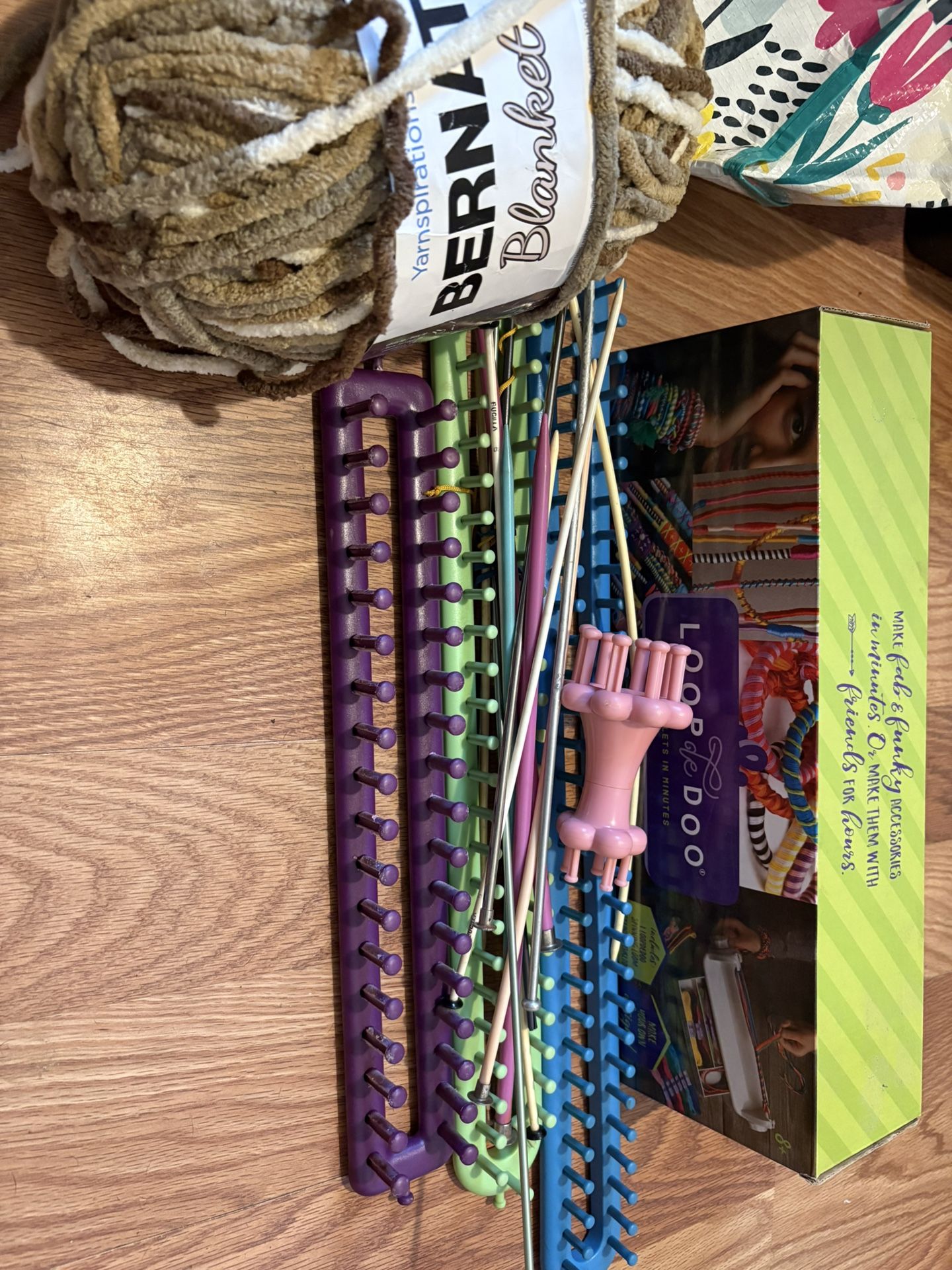 Loop Doo Spinning Bracelet Kit & Crocheting Hooks An Looks
