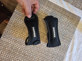 Pair knee support