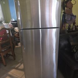 GE REFRIGERATOR  JUST SERVICED STAINLESS STEEL 