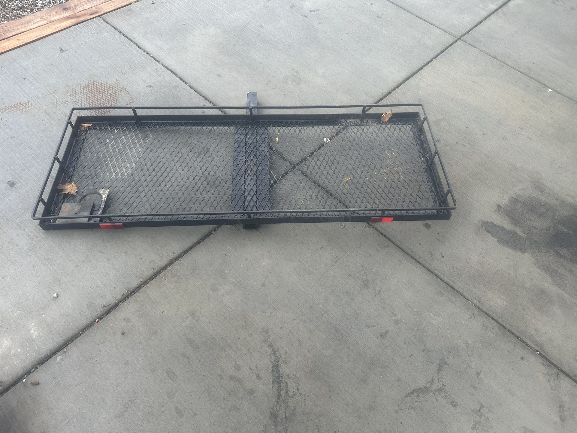 Hitch cargo carrier