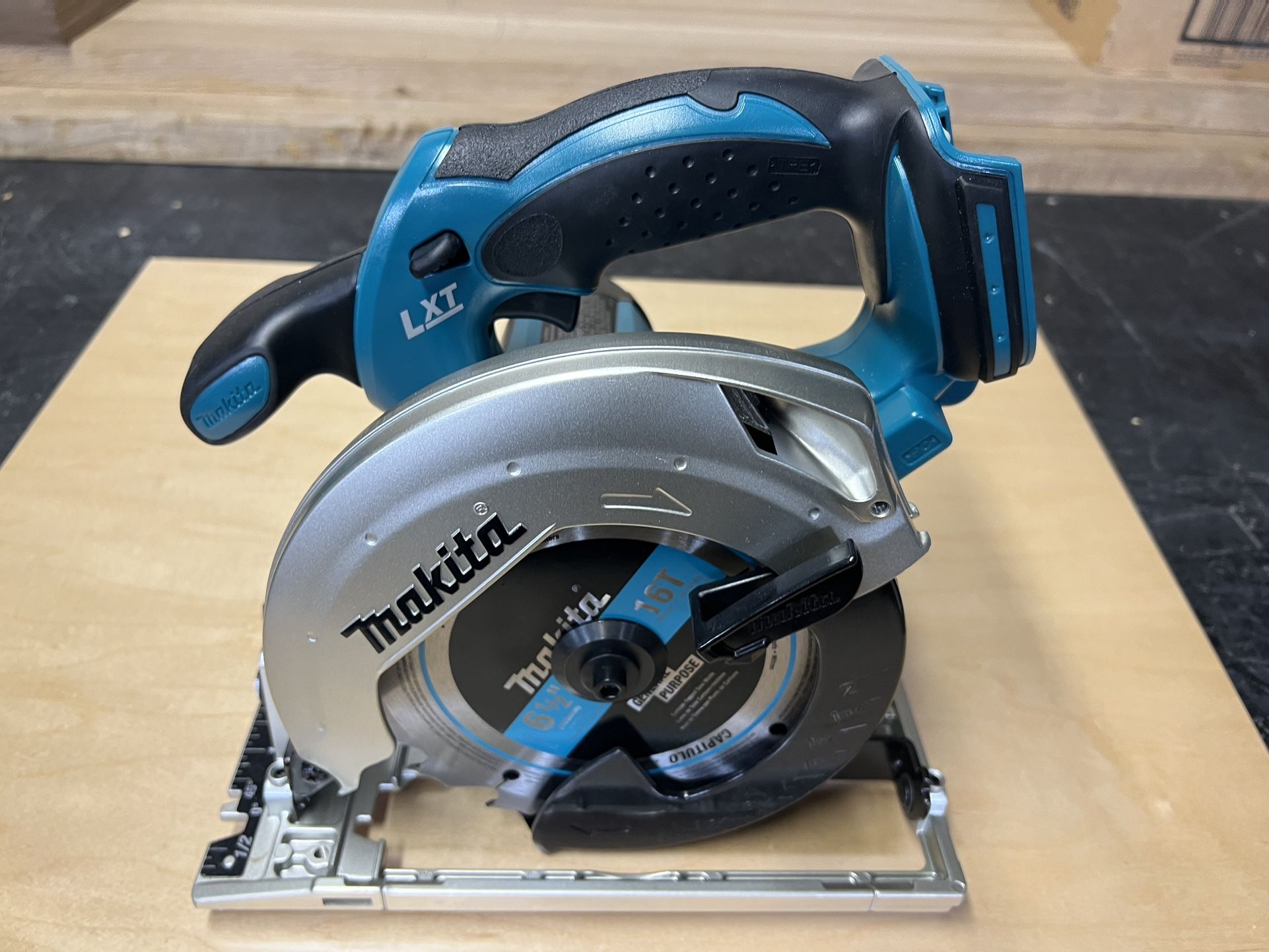 18V LXT Lithium-Ion Cordless 6-1/2 in. Lightweight Circular Saw and General Purpose Blade (Tool-Only)