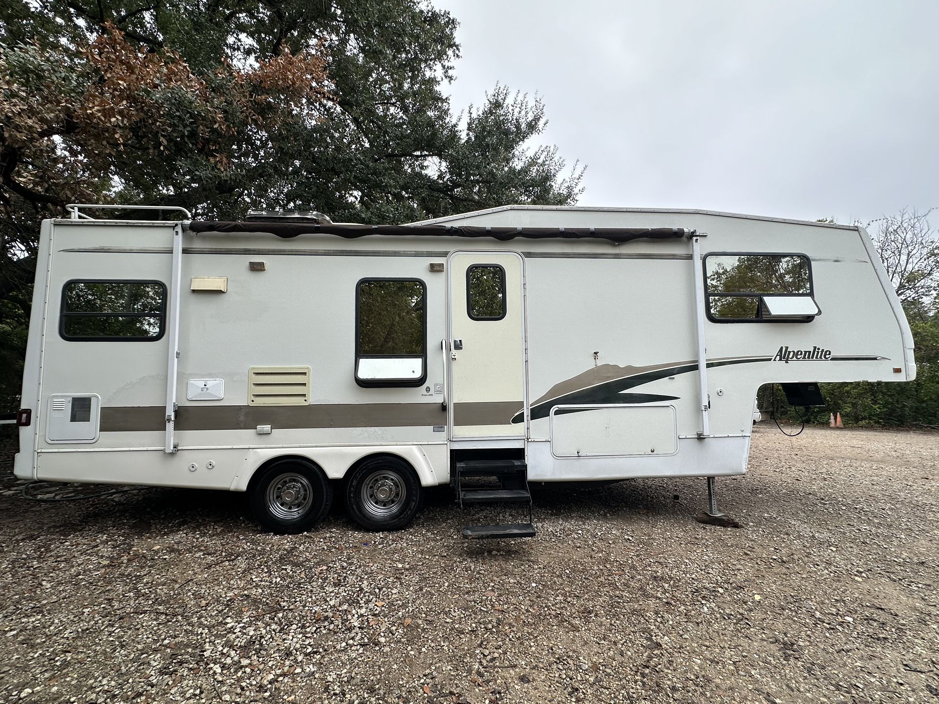 2000 Alpenlite Riviera 5th Wheel 30ft  1 slide outs 