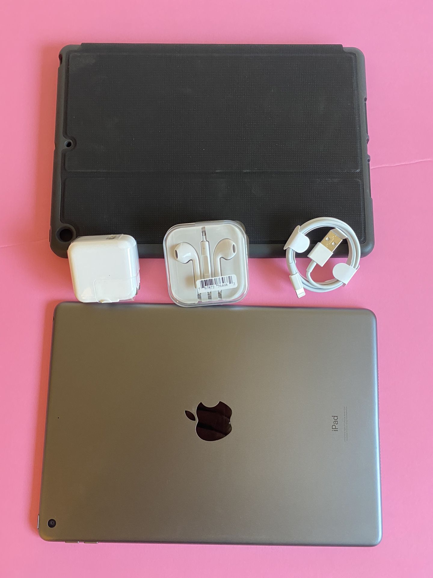 Apple IPad 7th Generation (10.2β Retina Display / Touch ID / 2019 model) 32GB with Accessories (Apple pencil compatible)