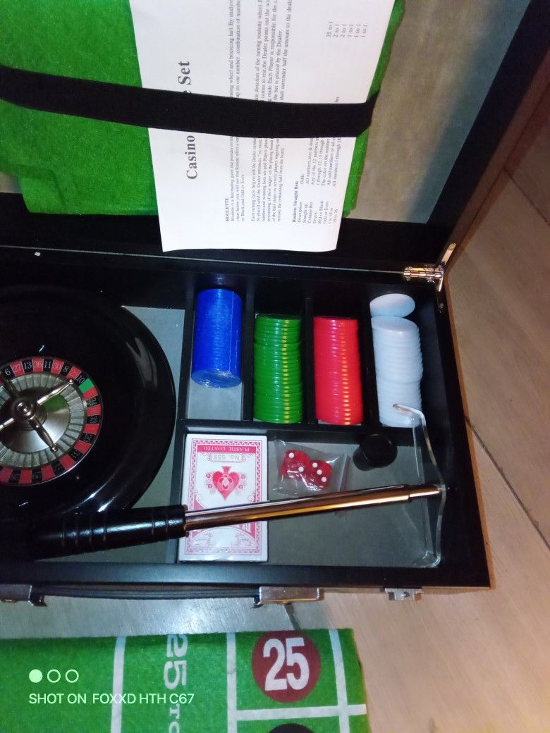 CASINO SET-Wood Boxed CRAPS ROULETTE WHEEL POKER CHIPS DICE CARDS-