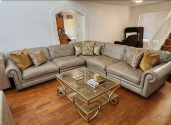 Bernhardt Leather Sectional in Excellent Condition!